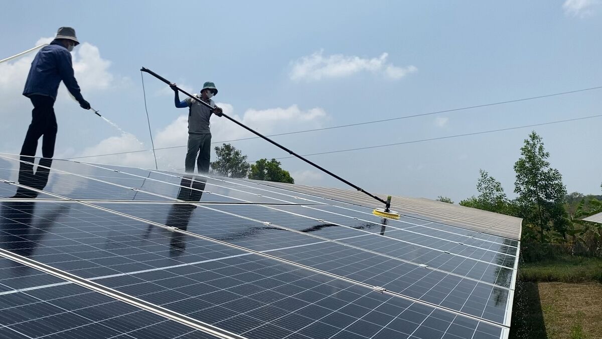 Vệ sinh hệ thống pin năng lượng