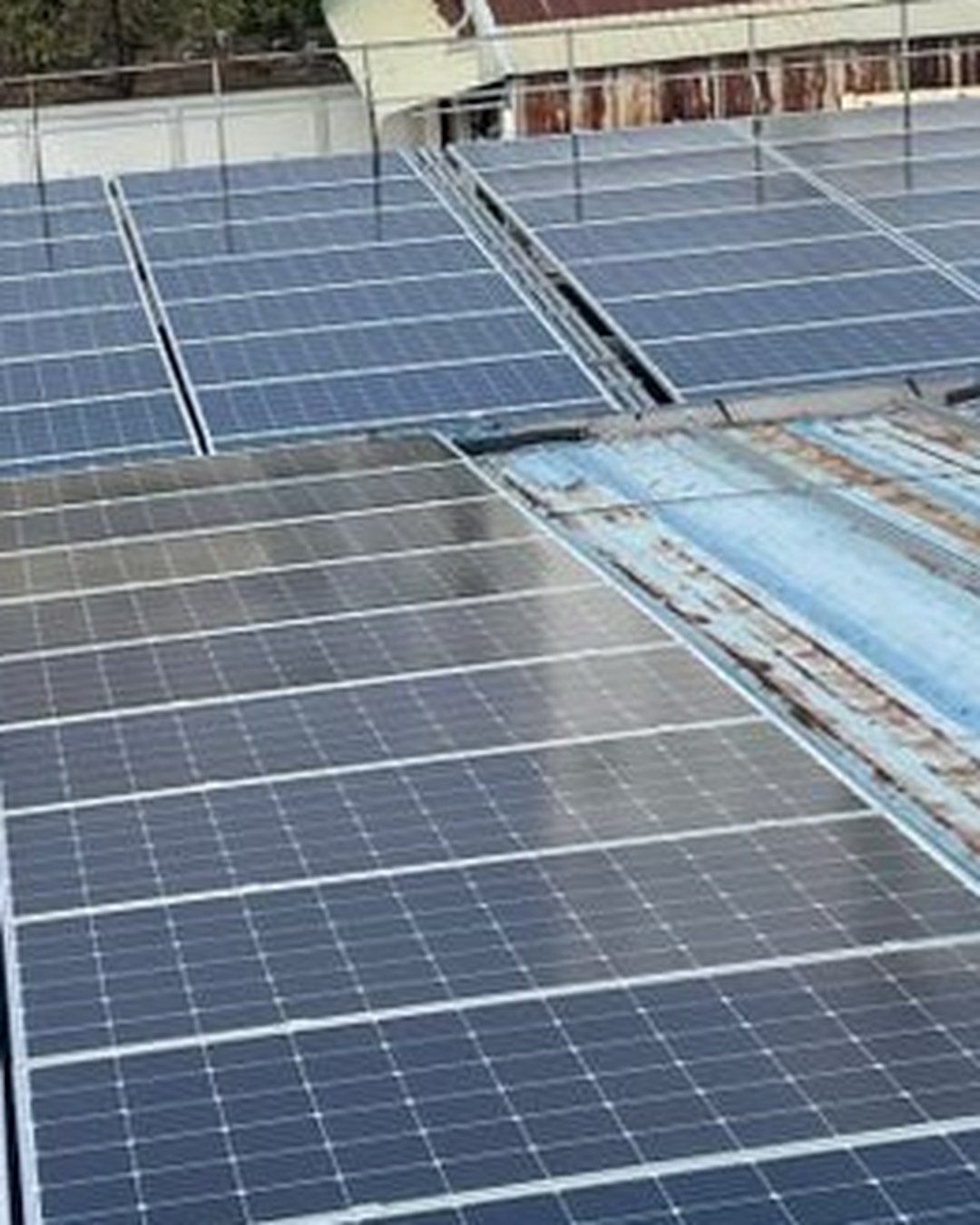 Làm sạch bụi bẩn bám trên tấm pin – ảnh thực tế